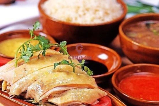 现在，通常海南鸡饭在上桌时，都会配上酱油、姜蓉及蒜蓉辣椒酱三小碟。 