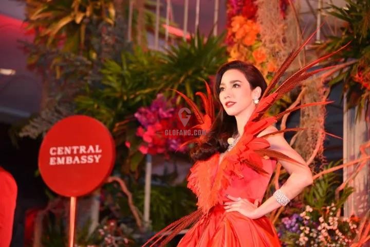 泰国性感女神aump这身行头价值竟高达7亿!果然是霸气侧漏的"凤凰女王"