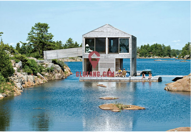 这座漂亮的湖上小屋有一个卧室,坐落在一块钢制浮桥上,小屋可以随湖水