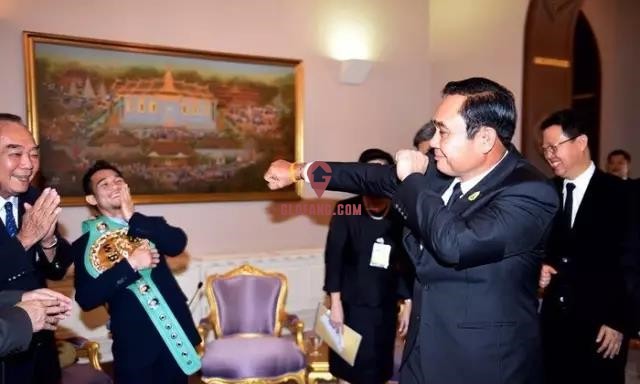 总理巴育亲自约见泰国新拳王,还送了结婚礼物!