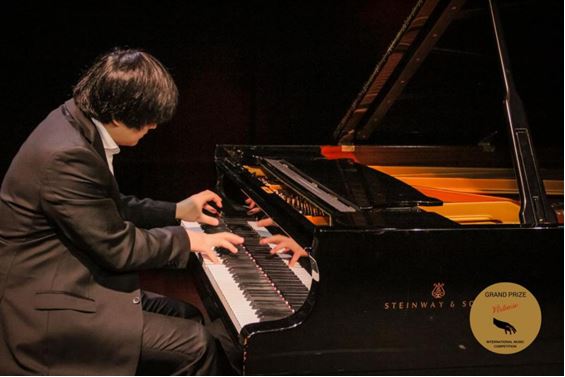 richard 何云天在意大利罗马颁奖典礼上高难度技巧潇洒演出.