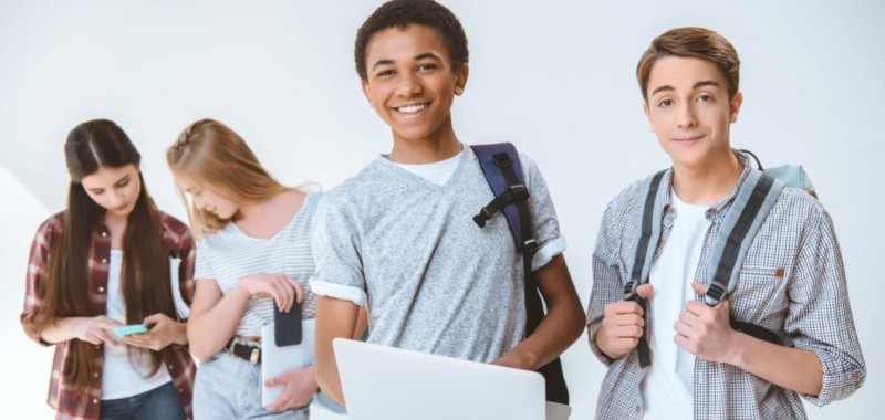 teenagers-hanging-with-friends-1135x540