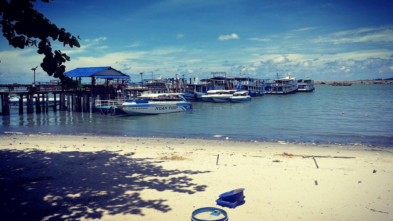 Ko Samed deserted pier