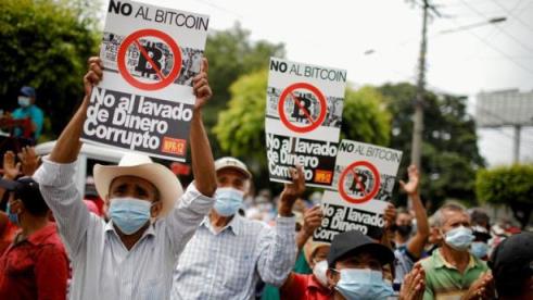 Unio members take part in a protest against the use of Bitcoin as legal tender in San Salvador, El Salvador, September 1, 2021. REUTERS/Jose Cabezas</p>

<p>　　
