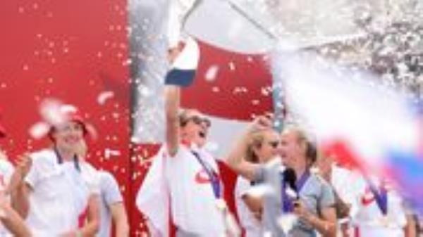 England's Ellen White (centre) with the trophy on stage during a fan celebration to commemorate England's historic UEFA Women's EURO 2022 triumph in Trafalgar Square, London. Picture date: Monday August 1, 2022.