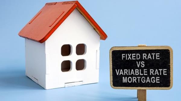 Fixed rate vs variable rate mortgage sign next to model house.