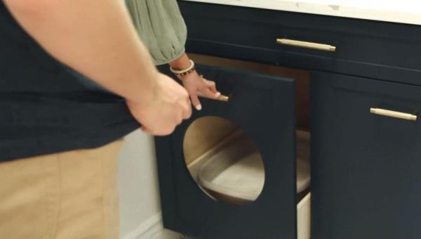 Built-in kitty litter box drawer