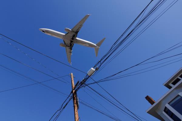Aircraft approaches to land in San Diego