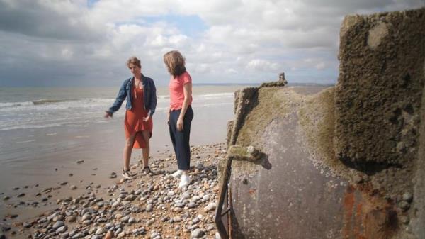 Swimmers stay away from beaches after sewage warning