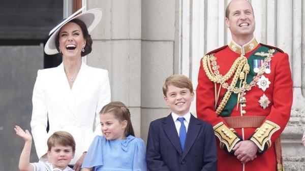 (left to right) The Duchess of Cambridge, Prince Louis, Princess Charlotte, Prince George, and the Duke of Cambridge, on the balcony of Buckingham Palace, to view the Platinum Jubilee flypast, on day one of the Platinum Jubilee celebrations. Picture date: Thursday June 2, 2022.

