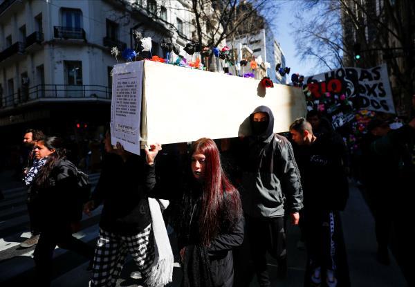 Argentines protest to mourn minimum wage