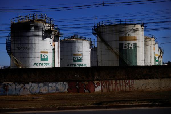 Updates fuel prices at a Brazilian oil company Petrobras in Brasilia