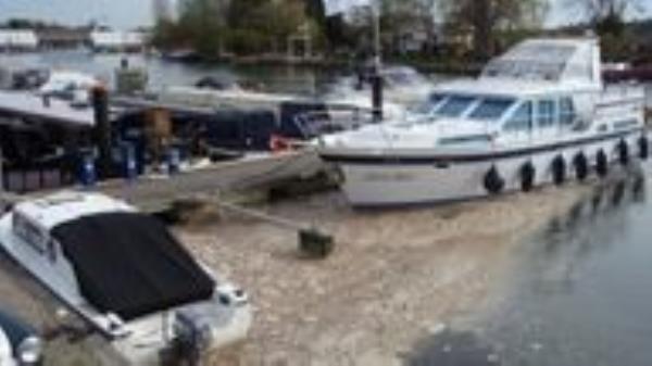 Sewage foam collecting around boats at Bourne End Marina