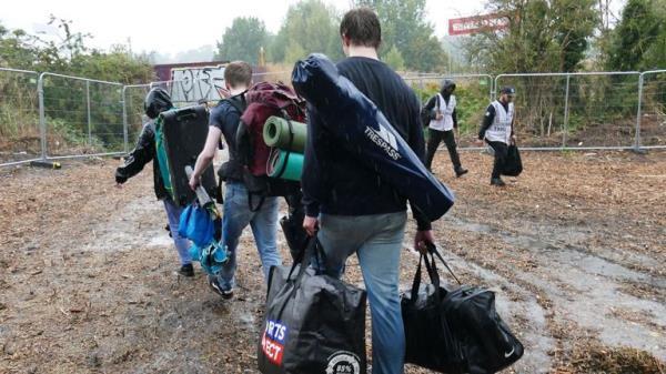 Wet Reading Festival fans early in the morning in the torrential rain.