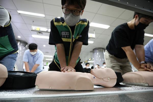 People take part in an anti-terror drill as part of the Ulchi Freedom Shield (UFS) exercise at a subway station in Incheon