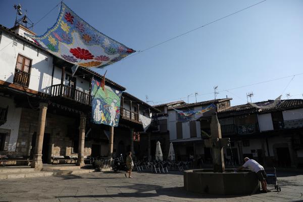 Weavers create parasols with recycled material to protect people from intense heat