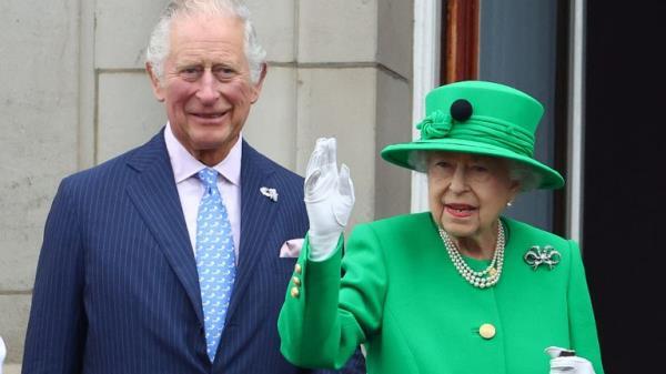  Queen Elizabeth and Prince Charles stand on a balcony during the Platinum Jubilee Pageant, marking the end of the celebrations for the Platinum Jubilee of Britain's Queen Elizabeth, in London, Britain, June 5, 2022. REUTERS/Hannah McKay/Pool
