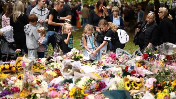 People visit floral tributes placed in Green Park near Buckingham Palace, following the passing of Britain's Queen Elizabeth, in London, Britain, September 10, 2022. REUTERS/Henry Nicholls

