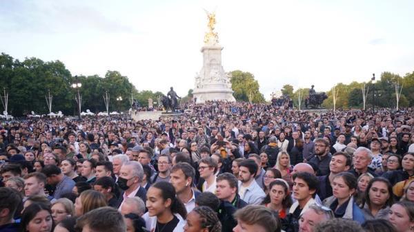 People gather outside Buckingham Palace following the announcement of the death of Queen Elizabeth II. Picture date: Thursday September 8, 2022.

