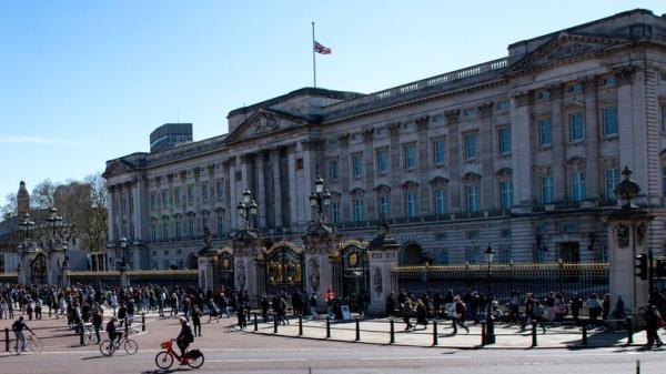 File pic

People observe a minute's silence outside Buckingham Palace, London, as the funeral of the Duke of Edinburgh takes place in St George's Chapel, at Windsor Castle, Berkshire. Picture date: Saturday April 17, 2021.