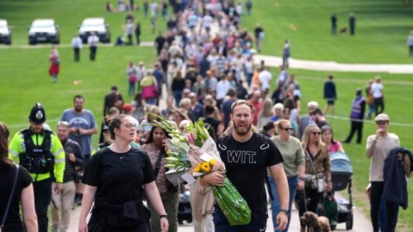 Mourners make their way along the Long Walk to pay their respects at Windsor Castle, in Windsor, England, Saturday, Sept. 10, 2022. Queen Elizabeth II, Britain's longest-reigning monarch and a rock of stability across much of a turbulent century, died Thursday Sept. 8, 2022, after 70 years on the throne. She was 96. (AP Photo/Martin Meissner)
PCI:AP