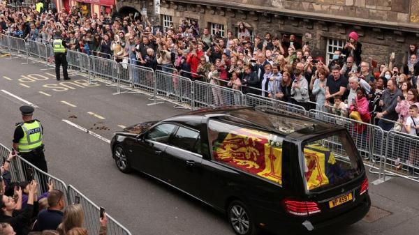People watch the hearse carrying the coffin of Britain's Queen Elizabeth, at The Royal Mile in Edinburgh, Scotland, Britain, September 11, 2022. REUTERS/Lee Smith