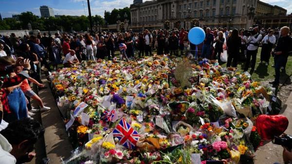 Flowers and tributes outside Buckingham Palace, London, following the death of Queen Elizabeth II on Thursday. Picture date: Saturday September 10, 2022.

