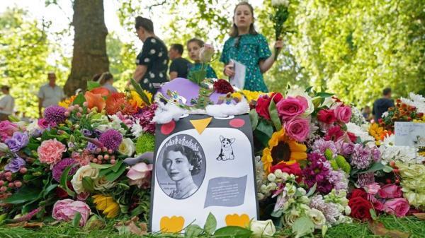 Members of the public laying floral tributes in Green Park, near Buckingham Palace, London. Queen Elizabeth II's coffin is travelling from Balmoral to Edinburgh, where it will lie at rest at the Palace of Holyroodhouse. Picture date: Sunday September 11, 2022.

