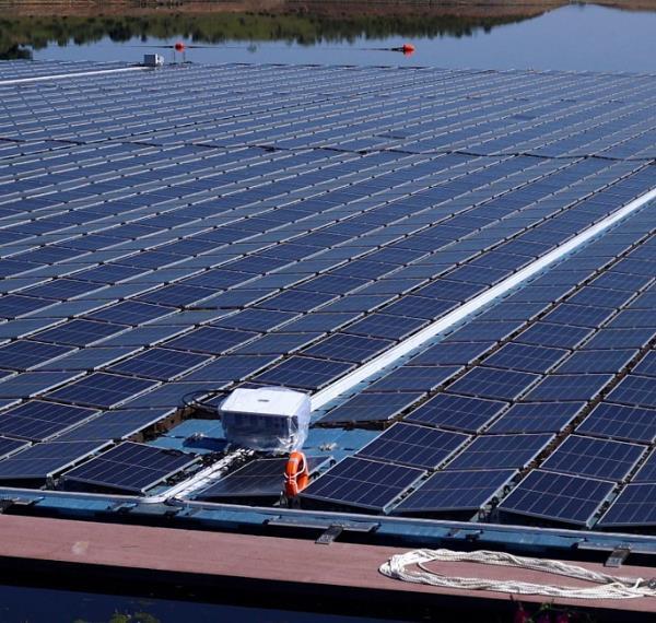 Developers are scaling up floating solar and combining arrays with other technologies to reduce offtake prices. (Image: REUTERS/Pedro Nunes)