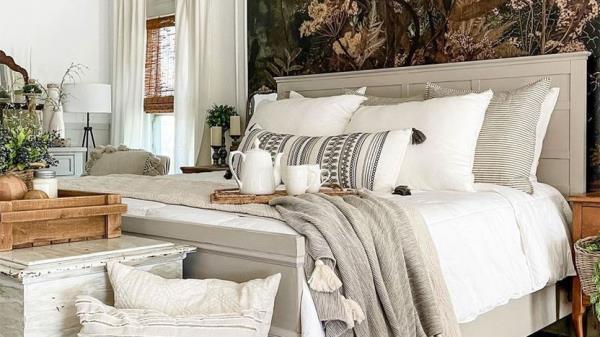 5 Dark ��Cottagecore�� Bedroom Looks We Love��Just in Time for Spooky Season