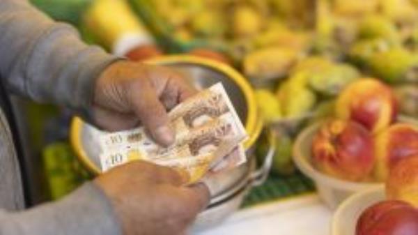 A stallholder counts ten-pound banknotes at a market stall in Croydon, Greater London, UK, on Monday, Sept. 26, 2022. The Bank of England may need to step in with an emergency rate rise to calm market nerves about the governments economic plans, Conservative lawmakers said after the pound tumbled to a record low against the dollar. 