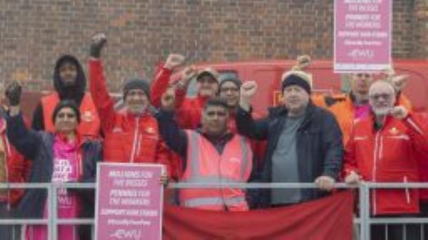 LONDON, UNITED KINGDOM - SEPTEMBER 30: Royal Mail postal workers join a Communication Workers Union (CWU) strike, outside a post office in London, United Kingdom, on September 30, 2022. Royal Mail workers have walked out for a 48-hour strike from today as a dispute over pay escalates. (Photo by Rasid Necati Aslim/Anadolu Agency via Getty Images)