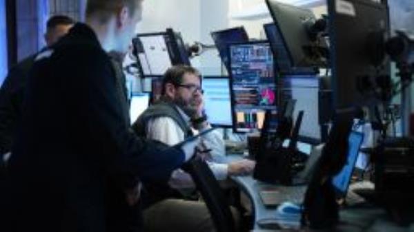 Traders work at the New York Stock Exchange on October 5, 2022 in New York City. The US national debt exceeded $31 trillion for the first time amid rising interest rates to tame the record-high inflation, and growing economic uncertainty, according to Treasury Department data. 