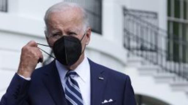 WASHINGTON, DC - AUGUST 26: U.S. President Joe Biden takes off his mask as he walks towards members of the press prior to a Marine One departure from the White House to Maryland August 26, 2022 in Washington, DC. President Biden will travel to Wilmington, Delaware for the weekend after his stop in Maryland. (Photo by Alex Wong/Getty Images)