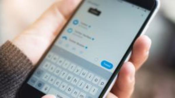 02 Twitter phone 2021 STOCK