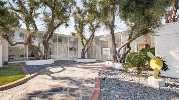 Frank Sinatra��s Former California Compound Sees Price drop to $12.75M