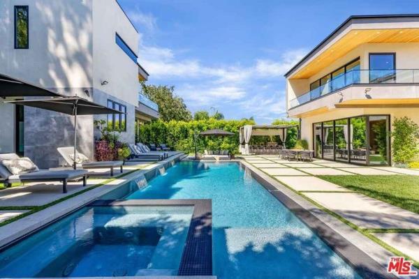 Guesthouse and main residence