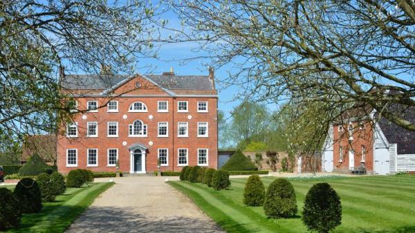 What Is Georgian Architecture? Symmetry and Sophistication Reign Supreme