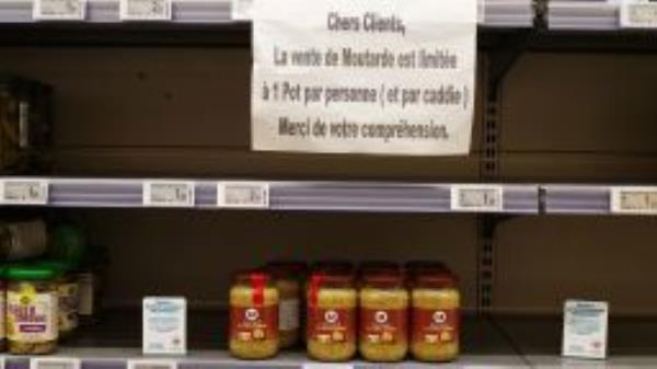 France, Montaigu-Vendee, 2022-06-30. Sign in a supermarket department indicating that the sale of mustard is limited to one jar per person per trolley. Illustration of food shortage and stock shortage. Photograph by Mathieu Thomasset / Hans Lucas.France, Montaigu-Vendee, 2022-06-30. Pancarte dans un rayon d un supermarche indiquant que la vente de moutarde est limitee a un pot par personne et par caddie. Illustration penurie alimentaire et rupture de stock. Photographie de Mathieu Thomasset / Hans Lucas.