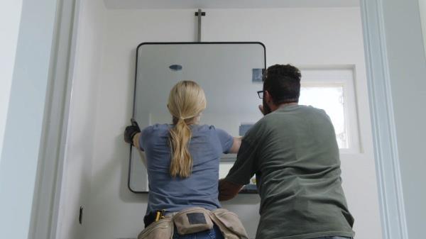 Jasmine hangs a mirror on "Help! I Wrecked My House"