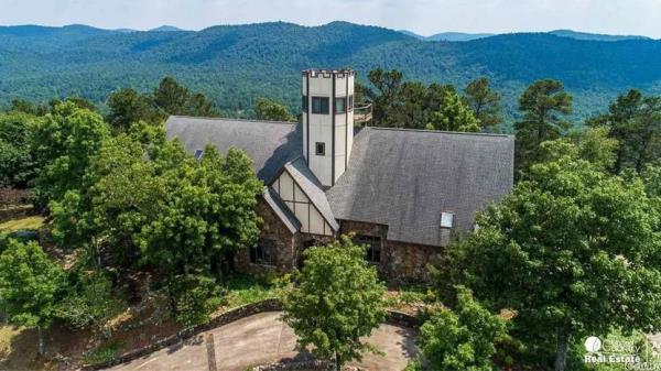 You Could Be the New King or Queen of This 6-Bedroom Castle in Arkansas