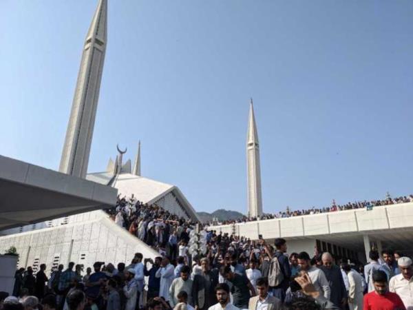 People attend the funeral prayer of slain senior Pakistani journalist Arshad Sharif