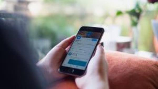 03 Twitter phone STOCK