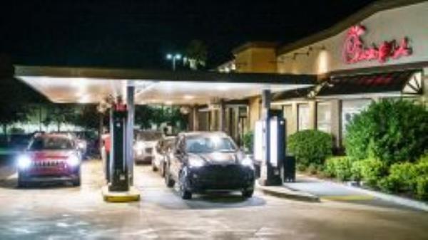 Florida, Brooksville, Chick-fil-A, fast food chicken restaurant, drive thru line due to Pandemic. (Photo by: Jeffrey Greenberg/Education Images/Universal Images Group via Getty Images)