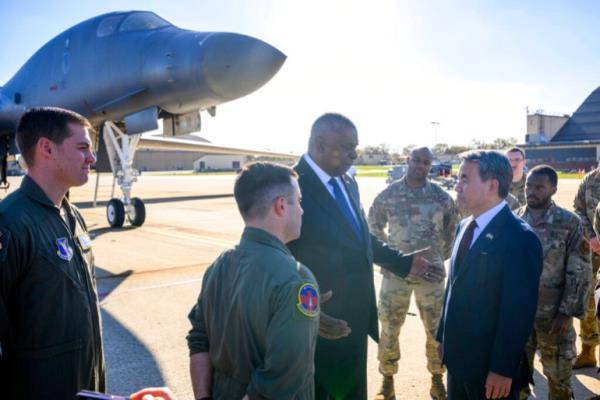 US Secretary of Defence Lloyd Austin and South Korea's Minister of National Defence Lee Jong-sup talk in front of a B-1 bomber during a visit to Andrews Air Force base on November 3, 2022 [Mandel Ngan/pool/AP]