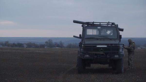 Ukrainian fighters exposed to Russian artillery fire
