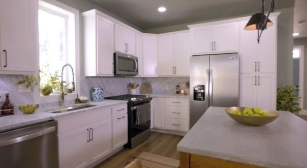 Kitchen with matte black hardware