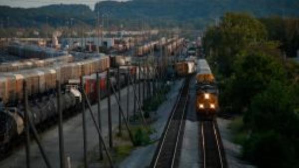 LOUISVILLE, KENTUCKY - SEPTEMBER 14 :   

CSX Transportation Inc. freight trains sit parked in a railroad yard ahead of a potential freight rail workers union strike in Louisville, Kentucky on Sept. 14, 2022. (Photo by Luke Sharrett for The Washington Post via Getty Images)