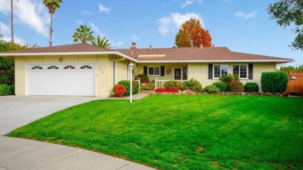 What Is a Ranch House? A Suburban Architectural Gem