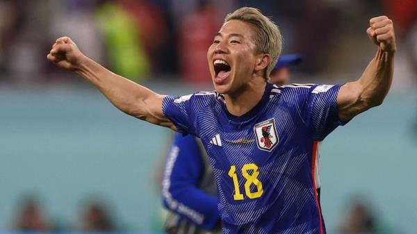 Soccer Football - FIFA World Cup Qatar 2022 - Group E - Japan v Spain - Khalifa International Stadium, Doha, Qatar - December 1, 2022 Japan's Takuma Asano celebrates qualifying for the knockout stages REUTERS/Paul Childs